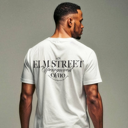 Nahaufnahme männliches Model von hinten in weißem T-Shirt mit Typo-Print "Elmstreet Ohio"