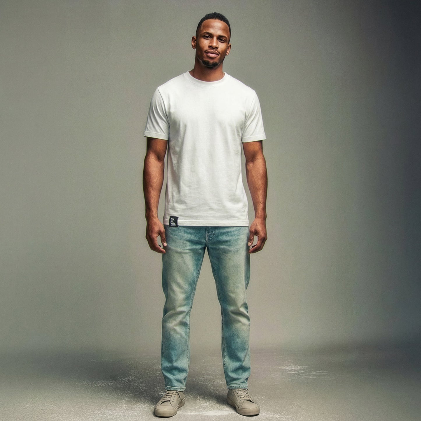 Männliches Model Frontalansicht in weissem "Elmstreet" T-Shirt 