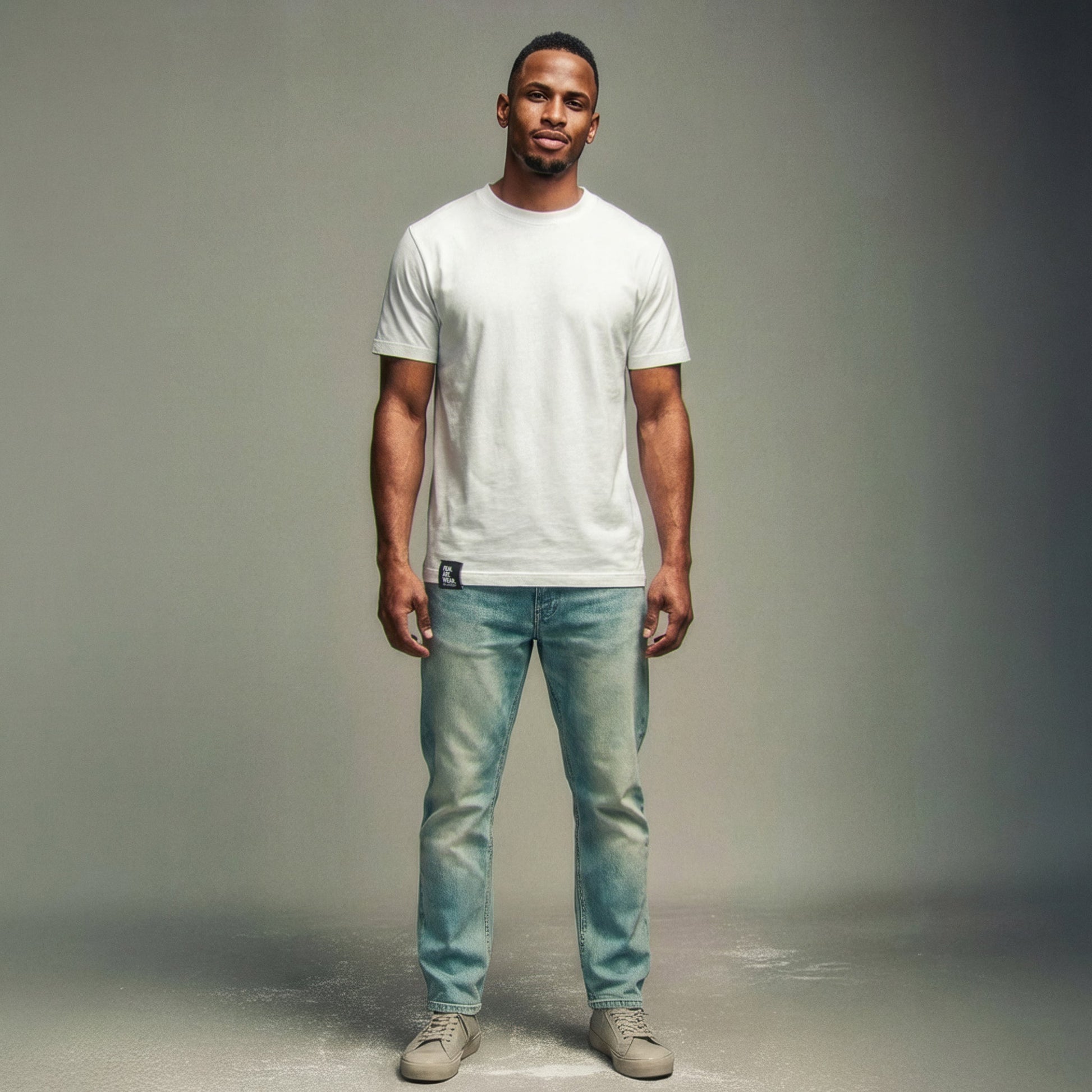 Männliches Model Frontalansicht in weissem "Elmstreet" T-Shirt 