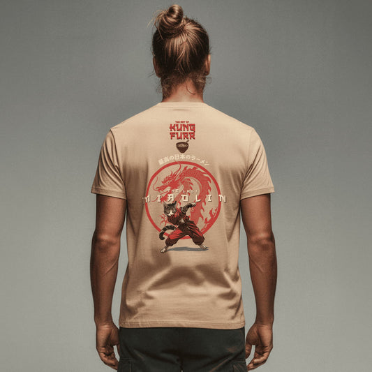 Rückenprint des Katzen T-Shirts „The Last Miaolin“ mit Kung-Fu-Katze und rotem Drachenmotiv in der Farbe Desert Dust