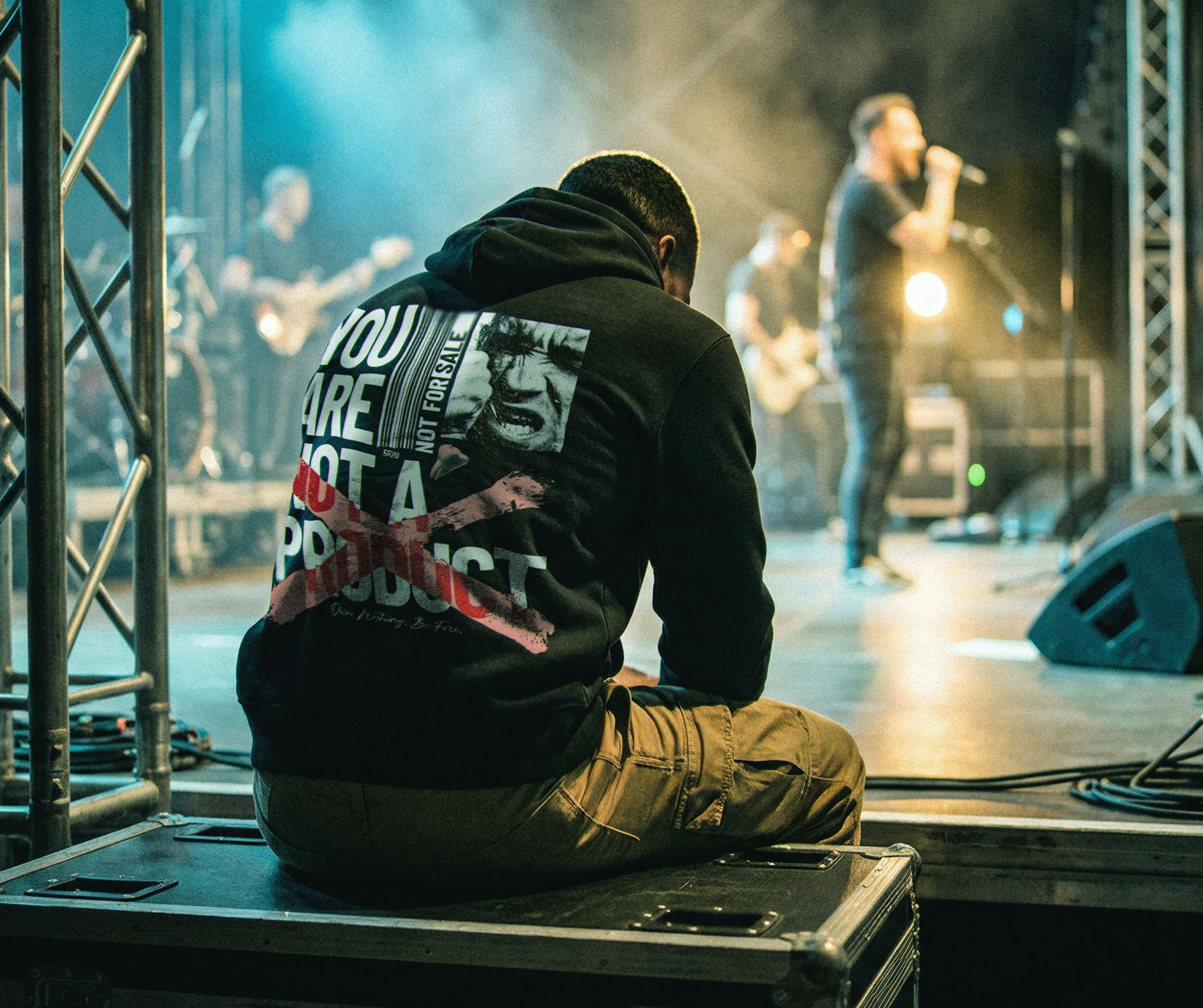 Model backstage beim konzert trägt den o Product Hoodie
