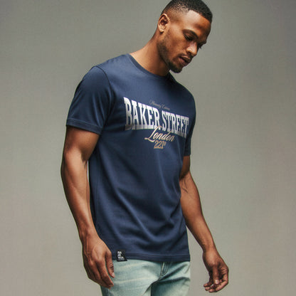Organic T-Shirt 'BAKER STREET' – Mann von vorne, navy T-Shirt mit Frontprint 'Baker Street London'. Heavy Oversize Fit. Premium Cinematic Streetwear. Film Art Wear – Designed in Hamburg.