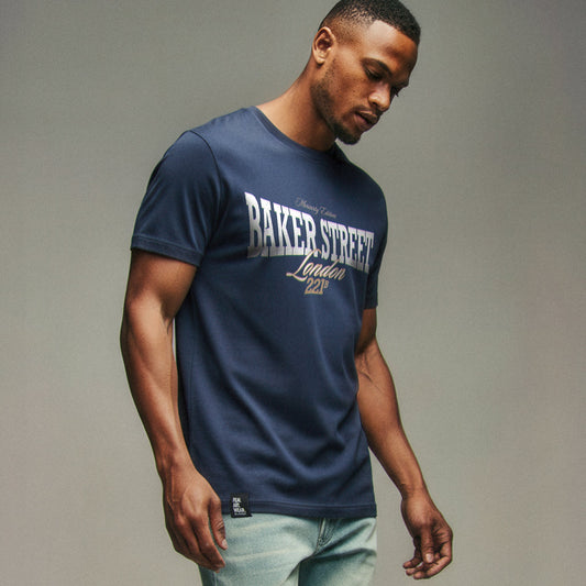 Organic T-Shirt 'BAKER STREET' – Mann von vorne, navy T-Shirt mit Frontprint 'Baker Street London'. Heavy Oversize Fit. Premium Cinematic Streetwear. Film Art Wear – Designed in Hamburg.