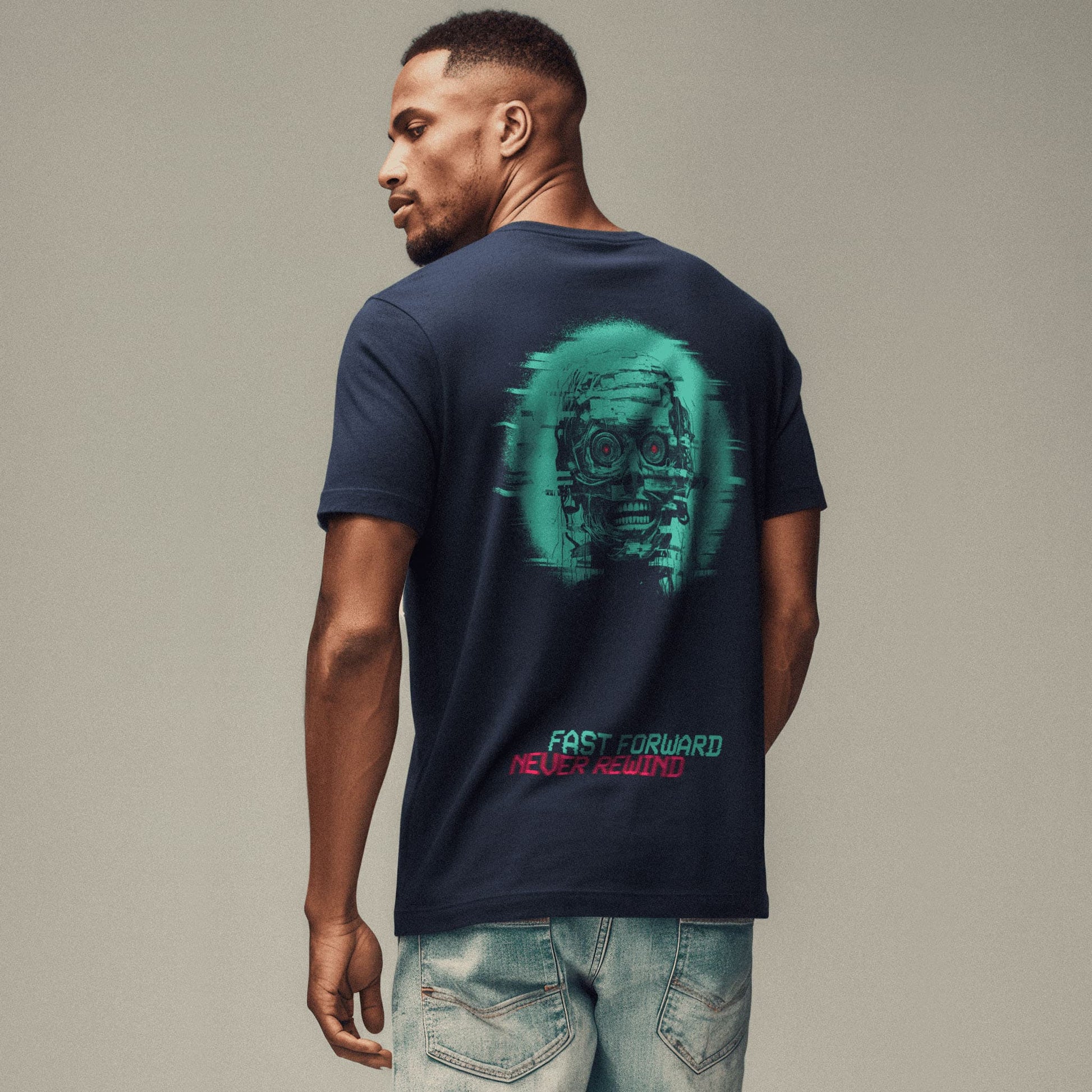 Organic T-Shirt 'FAST FORWARD NEVER REWIND' – Mann von hinten, navy T-Shirt mit cinematischem Backprint. Heavy Oversize Fit. Premium Cinematic Streetwear. Film Art Wear – Designed in Hamburg.