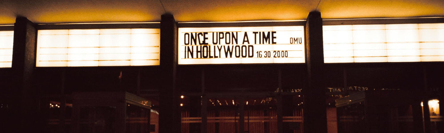 altes movie theater mit buchtsaben werbung