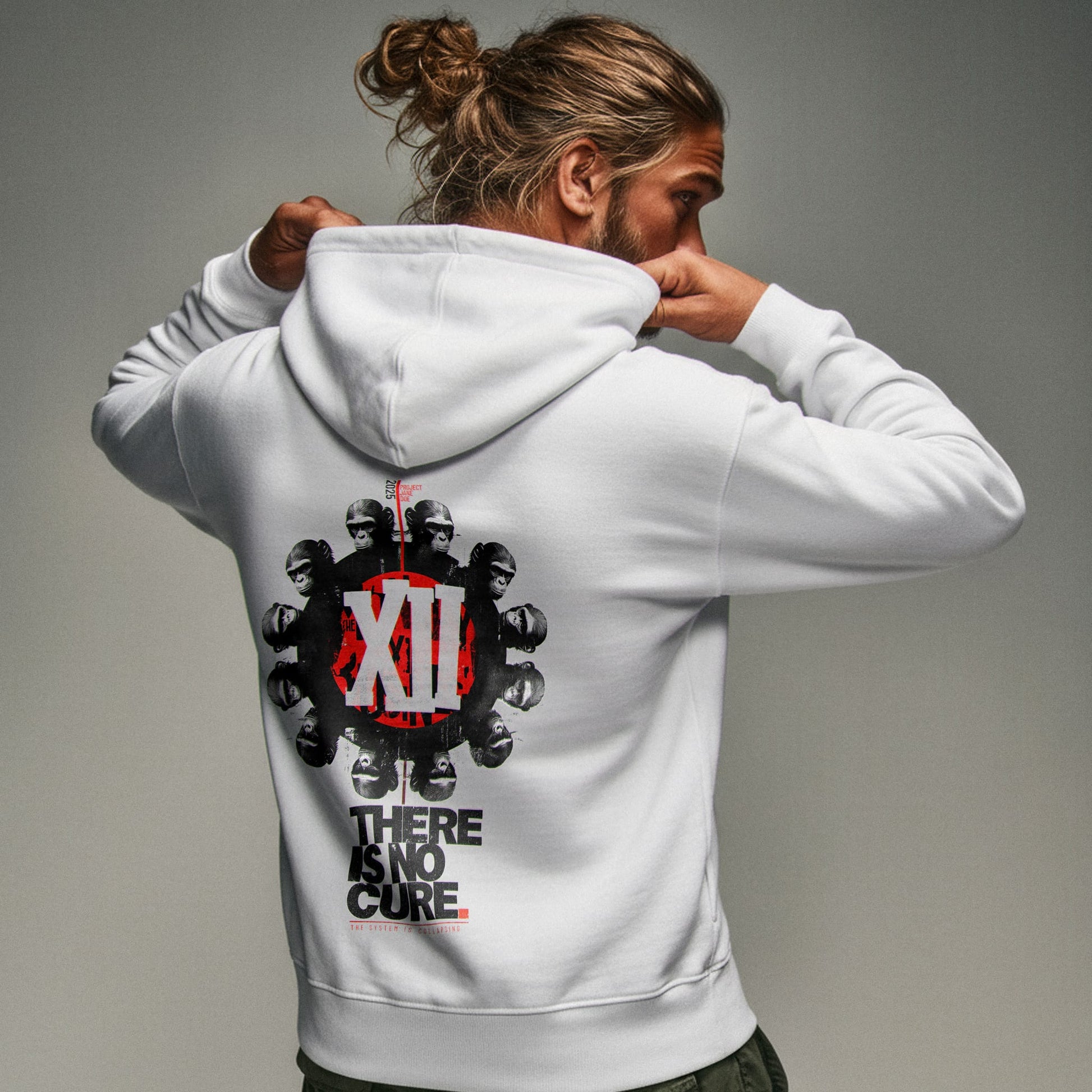 Organic Hoodie 'NO CURE' – Frau von hinten, weißer Oversize Hoodie mit Backprint 'XII – There Is No Cure'. Heavy Oversize Fit. Premium Cinematic Streetwear. Film Art Wear – Designed in Hamburg.