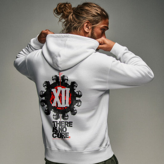 Organic Hoodie 'NO CURE' – Frau von hinten, weißer Oversize Hoodie mit Backprint 'XII – There Is No Cure'. Heavy Oversize Fit. Premium Cinematic Streetwear. Film Art Wear – Designed in Hamburg.