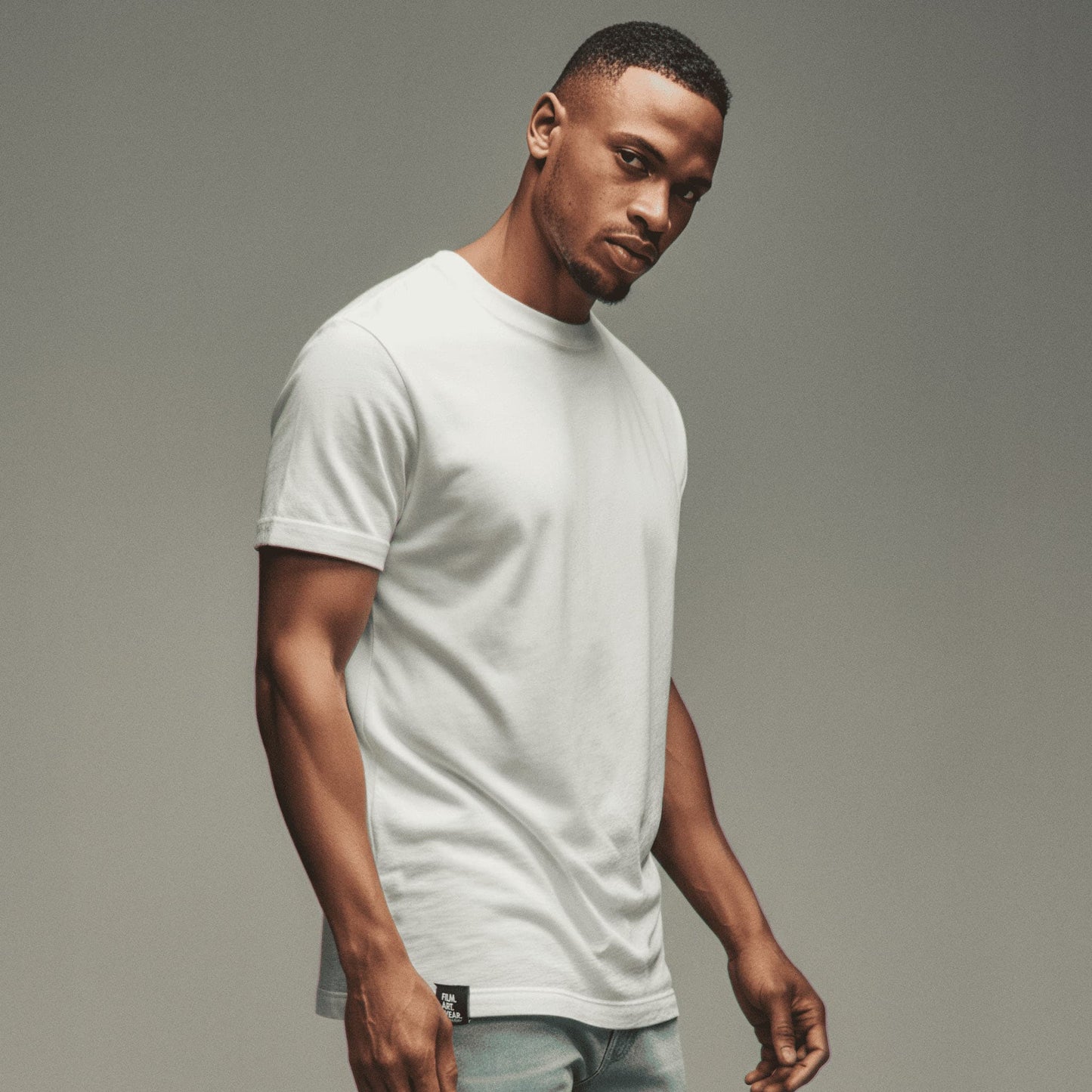 Nahaufnahme eines männlichen Models mit Jeans und weißem T-Shirt  "Quarterpounder with cheese" aus Bio Baumwolle ohne Frontprint