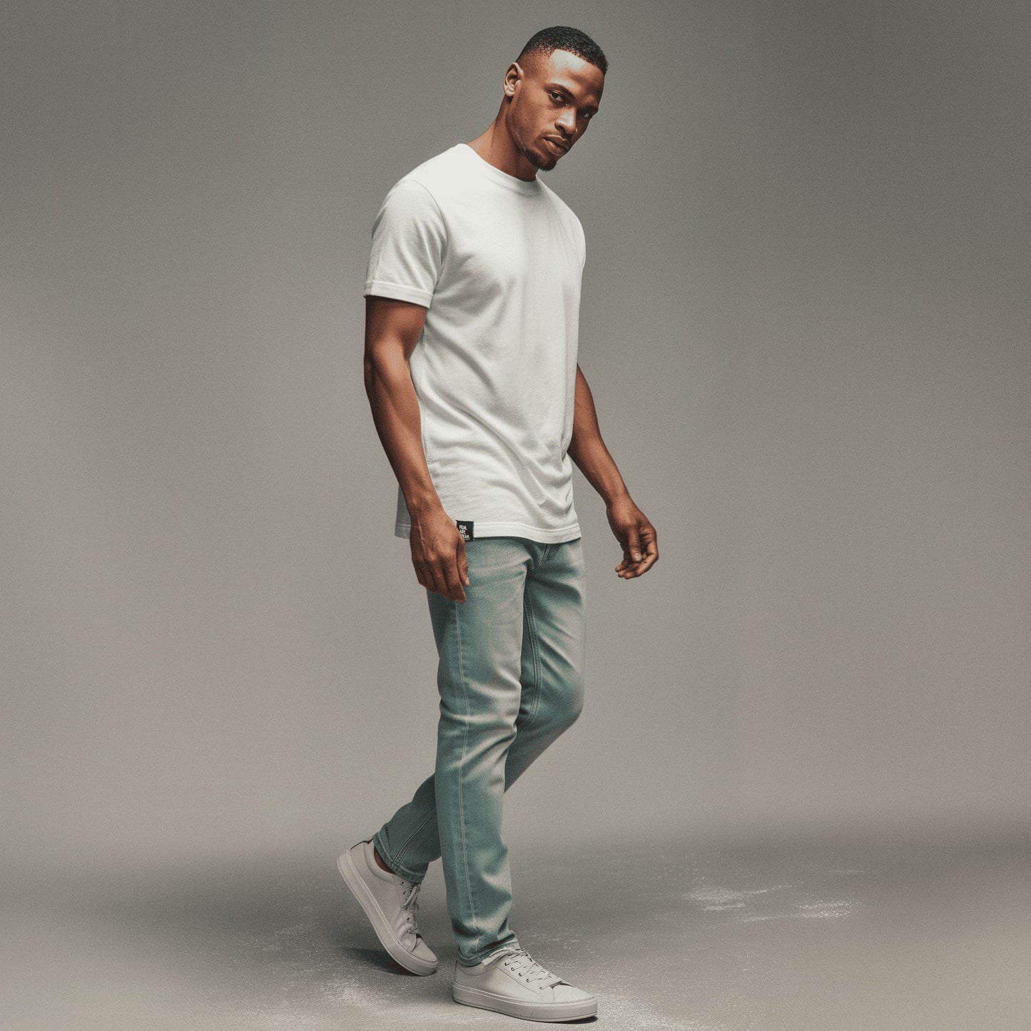 Männliches Model mit Jeans und weißem organic T-Shirt "Quarterpounder with cheese"