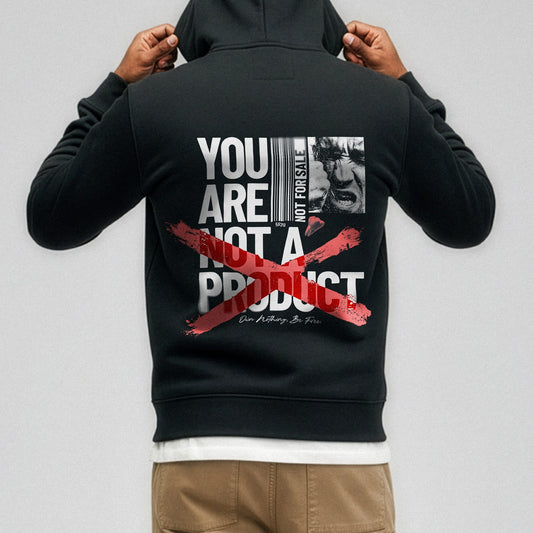 Organic Hoodie 'NOT A PRODUCT' – Mann von hinten, schwarzer Oversize Hoodie mit großflächigem Backprint 'You Are Not A Product'. Heavy Oversize Fit. Premium Cinematic Streetwear. Film Art Wear – Designed in Hamburg.