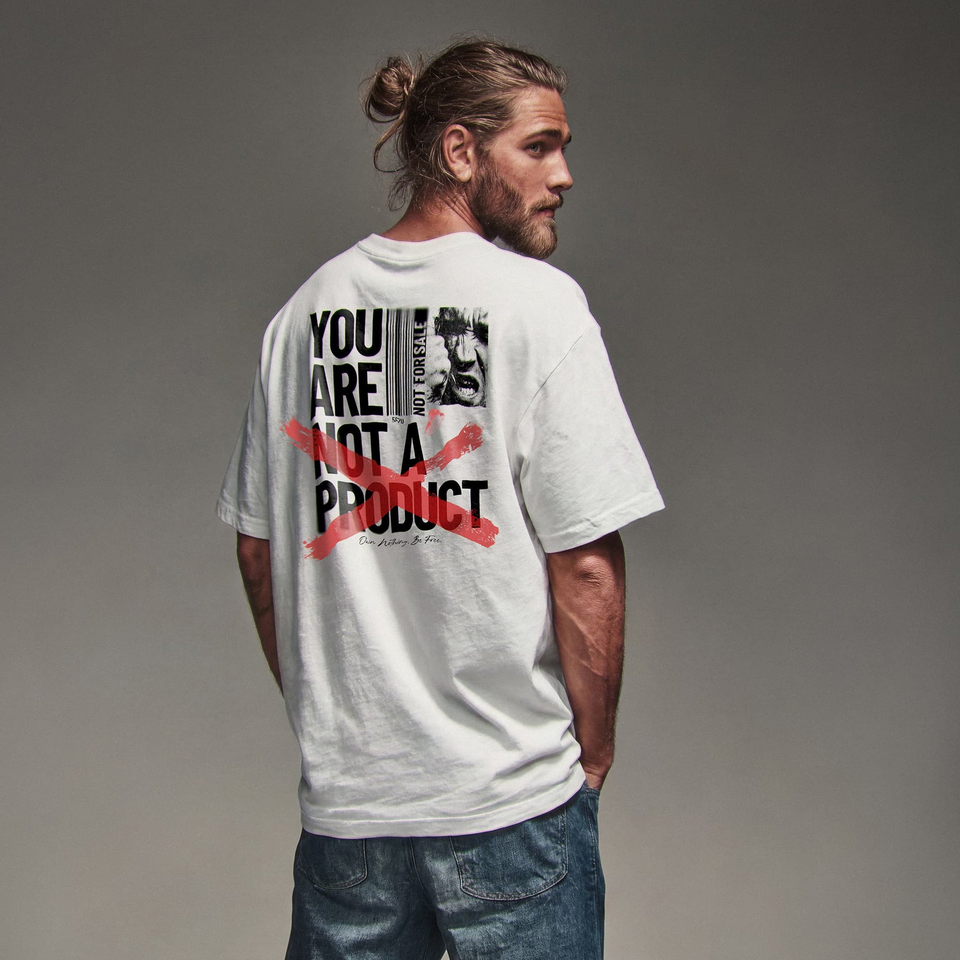 Organic T-Shirt 'NOT A PRODUCT' – Mann von hinten mit Backprint 'You Are Not A Product'. Heavy Oversize Fit. Premium Cinematic Streetwear. Film Art Wear – Designed in Hamburg.