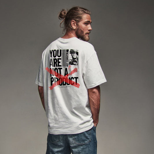 Organic T-Shirt 'NOT A PRODUCT' – Mann von hinten mit Backprint 'You Are Not A Product'. Heavy Oversize Fit. Premium Cinematic Streetwear. Film Art Wear – Designed in Hamburg.