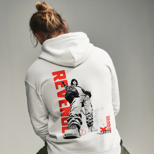 Organic Hoodie 'REVENGE' – Frau von hinten, weißer Oversize Hoodie mit großflächigem Backprint 'Revenge' in Rot und cinematischer Illustration. Heavy Oversize Fit. Premium Cinematic Streetwear. Film Art Wear – Designed in Hamburg.