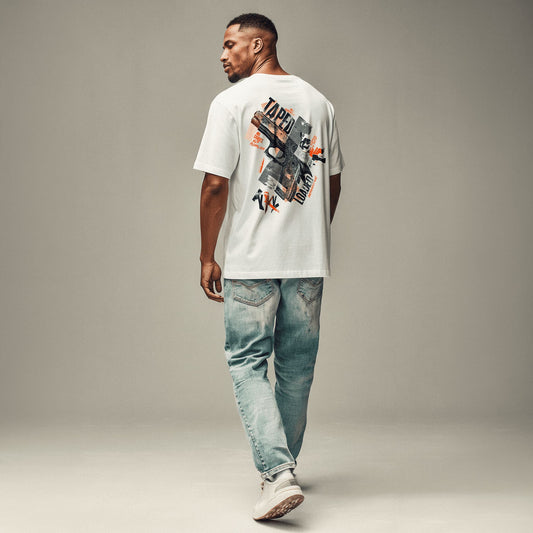 Organic Tee „TAPED & LOADED“ – Model von hinten in hellblauer Jeans und weißem T-Shirt mit  auffälligem Streetstyle Backprint „taped & loaded“ 