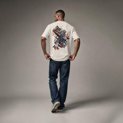 Organic T-Shirt 'TAPED & LOADED' – Mann von hinten, weißes Oversize T-Shirt mit großflächigem Backprint. Heavy Oversize Fit. Premium Cinematic Streetwear. Film Art Wear – Designed in Hamburg.