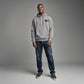 Organic Hoodie 'ZERO RULES' – Mann von vorne, grauer Oversize Hoodie mit Frontprint. Heavy Oversize Fit. Premium Cinematic Streetwear. Film Art Wear – Designed in Hamburg.