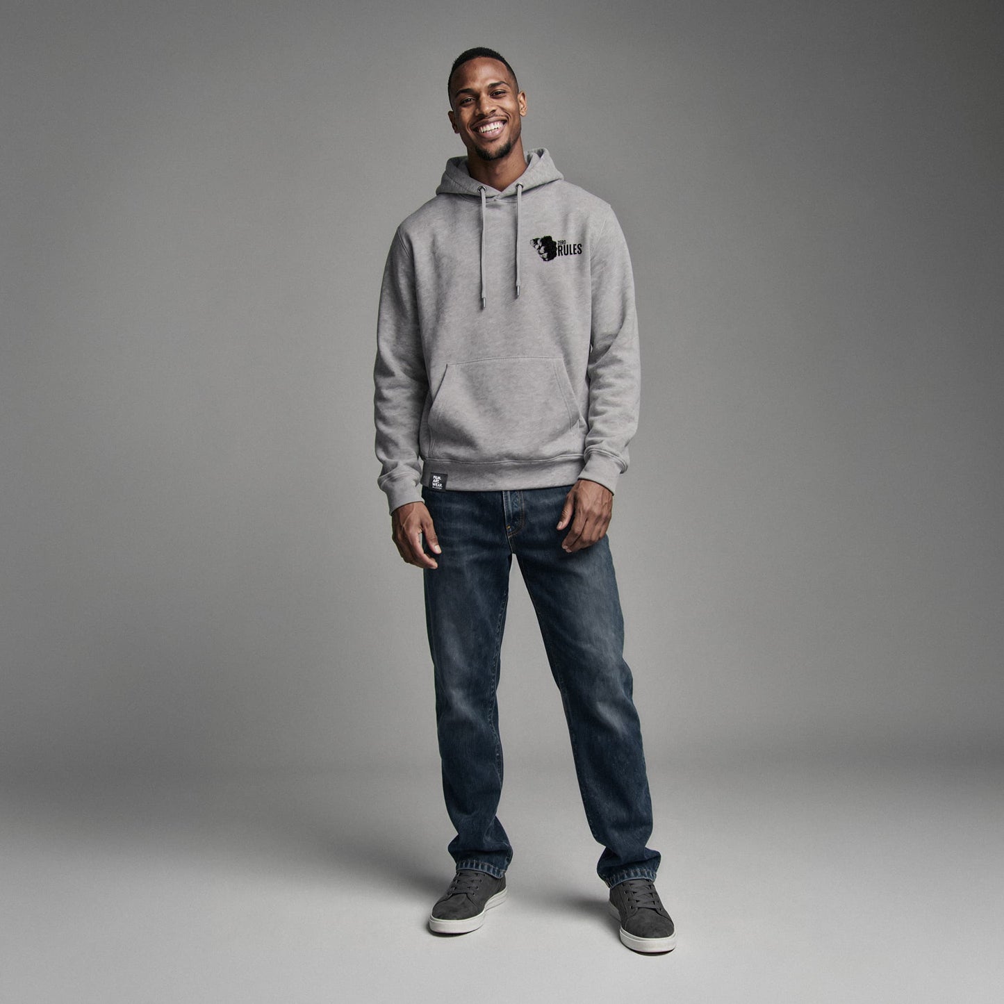 Organic Hoodie 'ZERO RULES' – Mann von vorne, grauer Oversize Hoodie mit Frontprint. Heavy Oversize Fit. Premium Cinematic Streetwear. Film Art Wear – Designed in Hamburg.