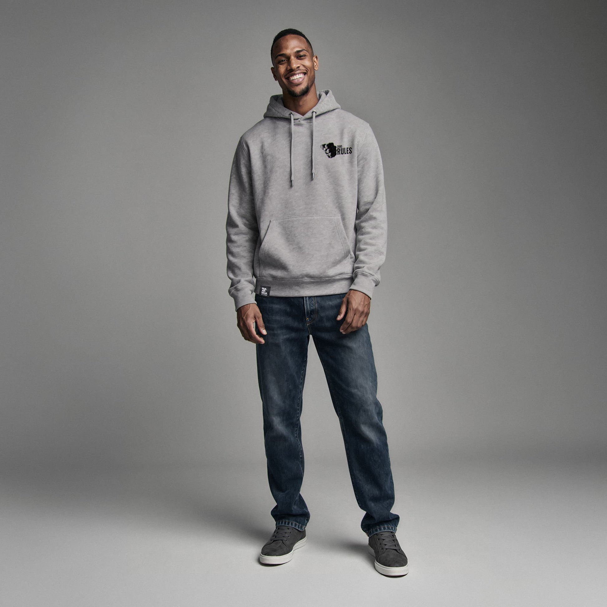 Organic Hoodie 'ZERO RULES' – Mann von vorne, grauer Oversize Hoodie mit Frontprint. Heavy Oversize Fit. Premium Cinematic Streetwear. Film Art Wear – Designed in Hamburg.