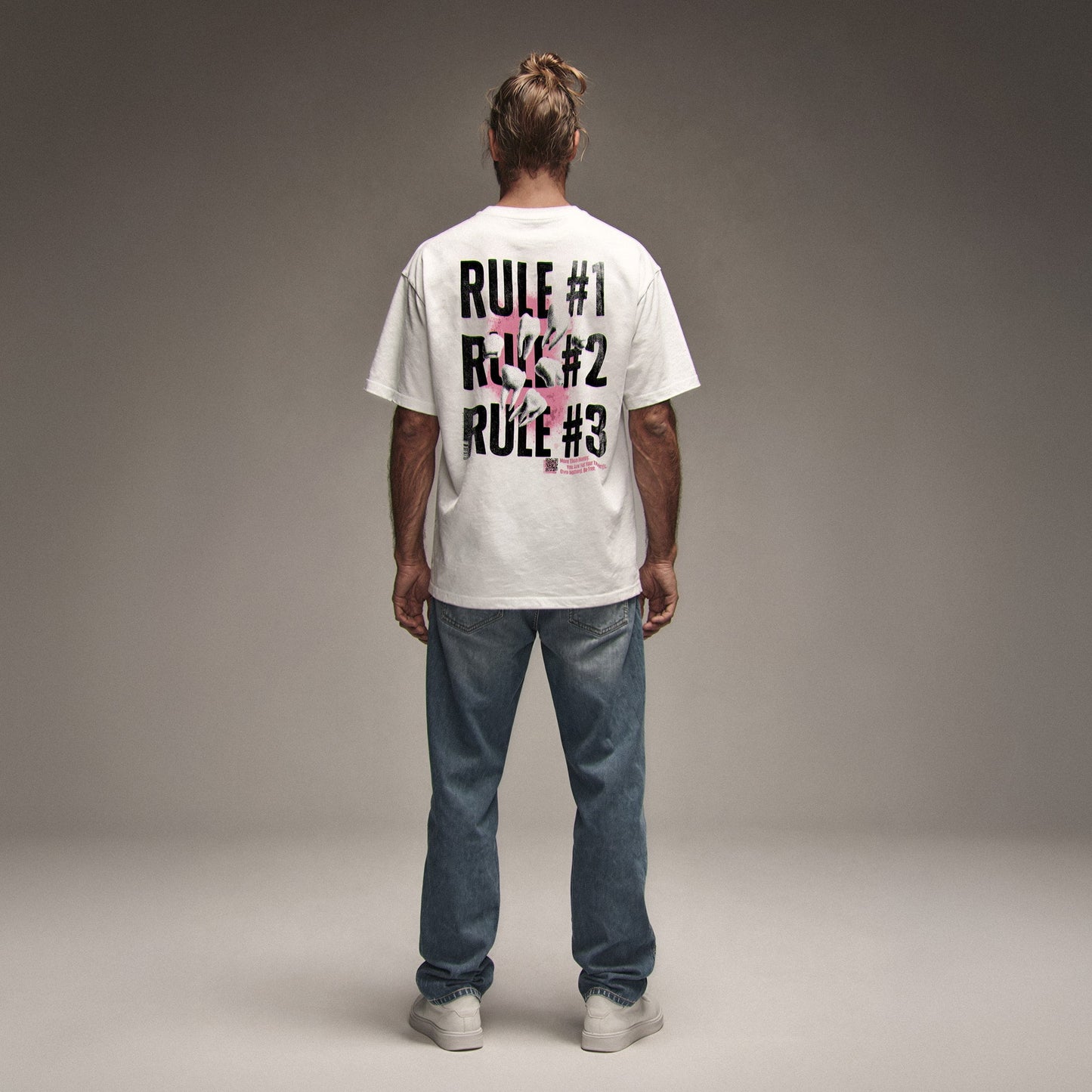 Organic T-Shirt 'ZERO RULES' – Mann von hinten, weißes Oversize T-Shirt mit Backprint 'Rule #1, Rule #2, Rule #3'. Heavy Oversize Fit. Premium Cinematic Streetwear. Film Art Wear – Designed in Hamburg.