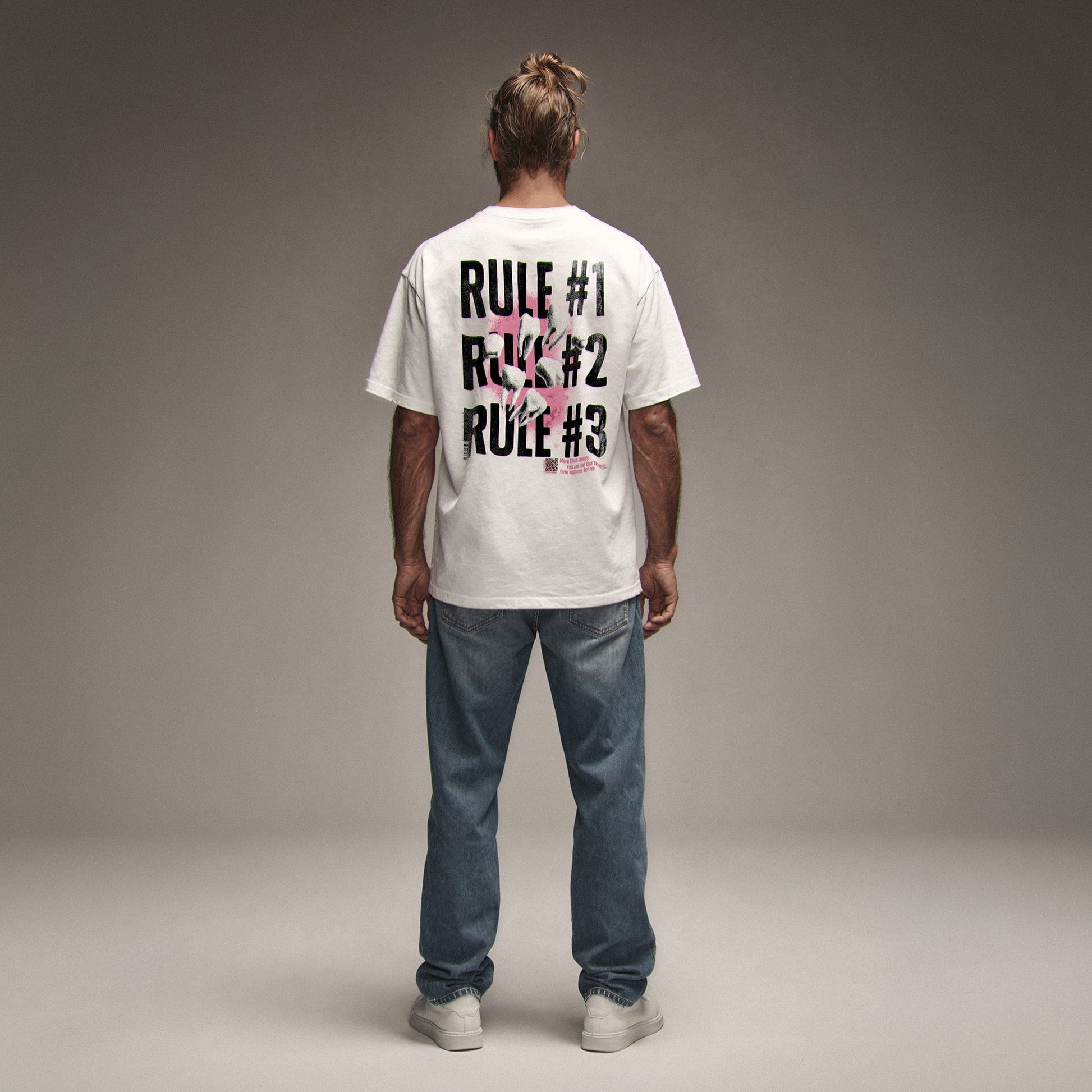 Organic T-Shirt 'ZERO RULES' – Mann von hinten, weißes Oversize T-Shirt mit Backprint 'Rule #1, Rule #2, Rule #3'. Heavy Oversize Fit. Premium Cinematic Streetwear. Film Art Wear – Designed in Hamburg.