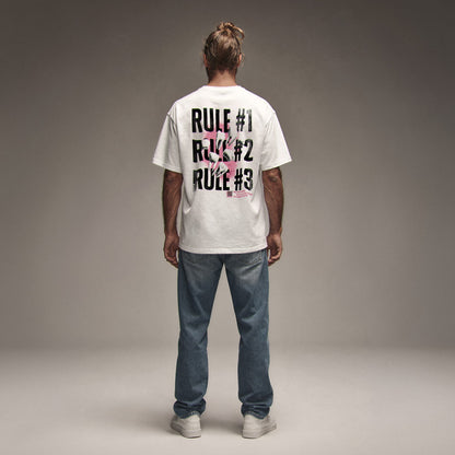 Organic T-Shirt 'ZERO RULES' – Mann von hinten, weißes Oversize T-Shirt mit Backprint 'Rule #1, Rule #2, Rule #3'. Heavy Oversize Fit. Premium Cinematic Streetwear. Film Art Wear – Designed in Hamburg.