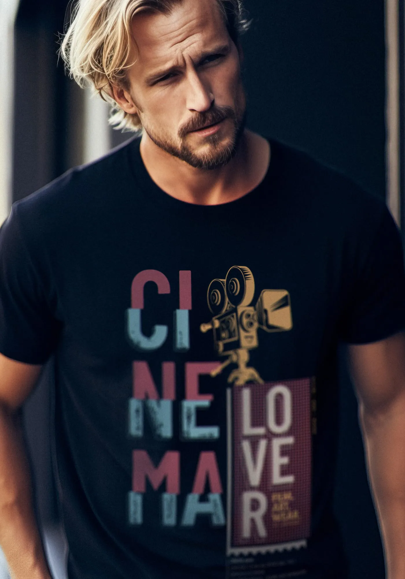 Filmliebhaber Greg trägt schwarzes T-Shirt mit prints Cinema Lover als geschenke für männer