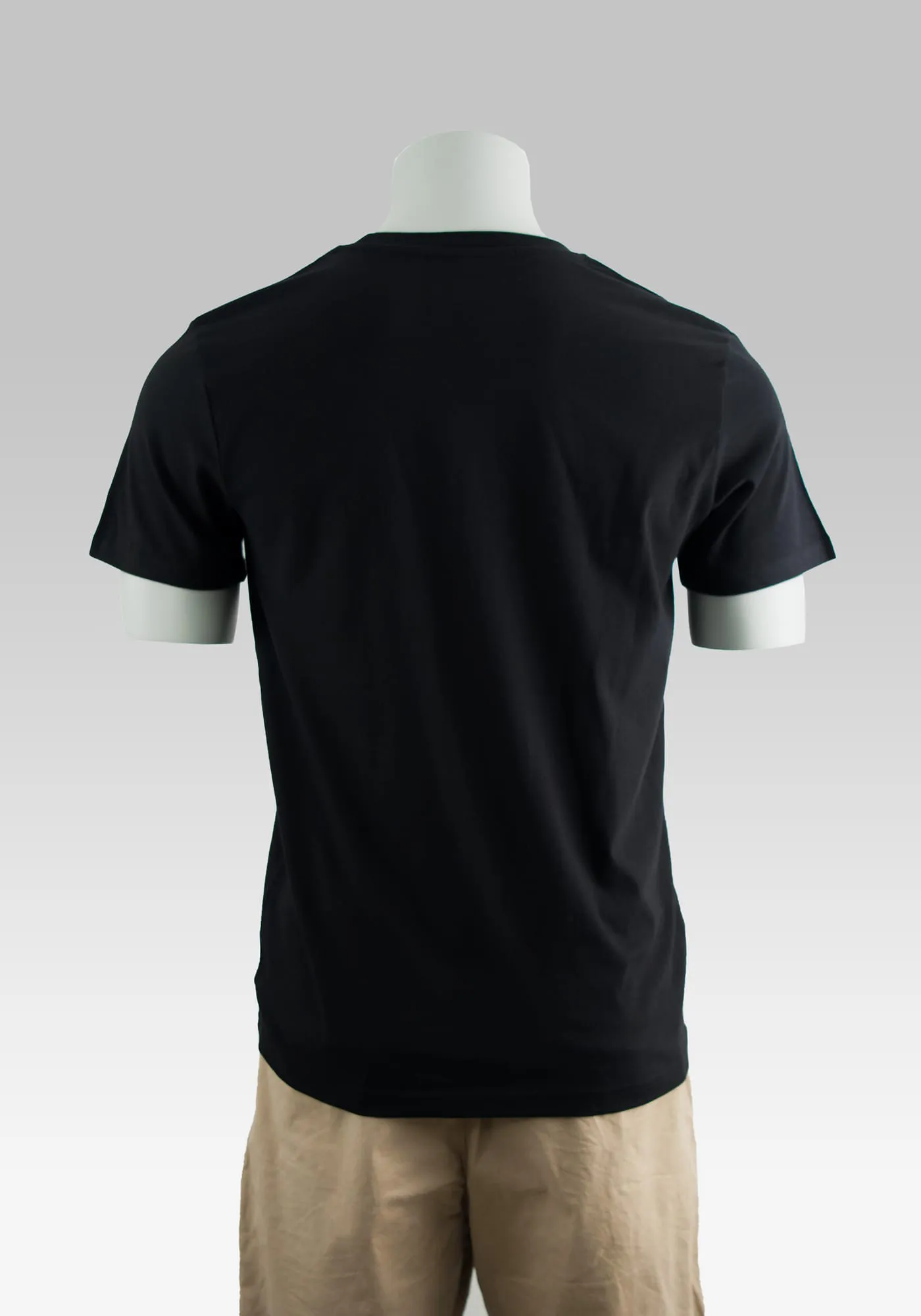 Comic Hollowpuppe mit schwarzem Hitman T-Shirt in Rückenansicht
