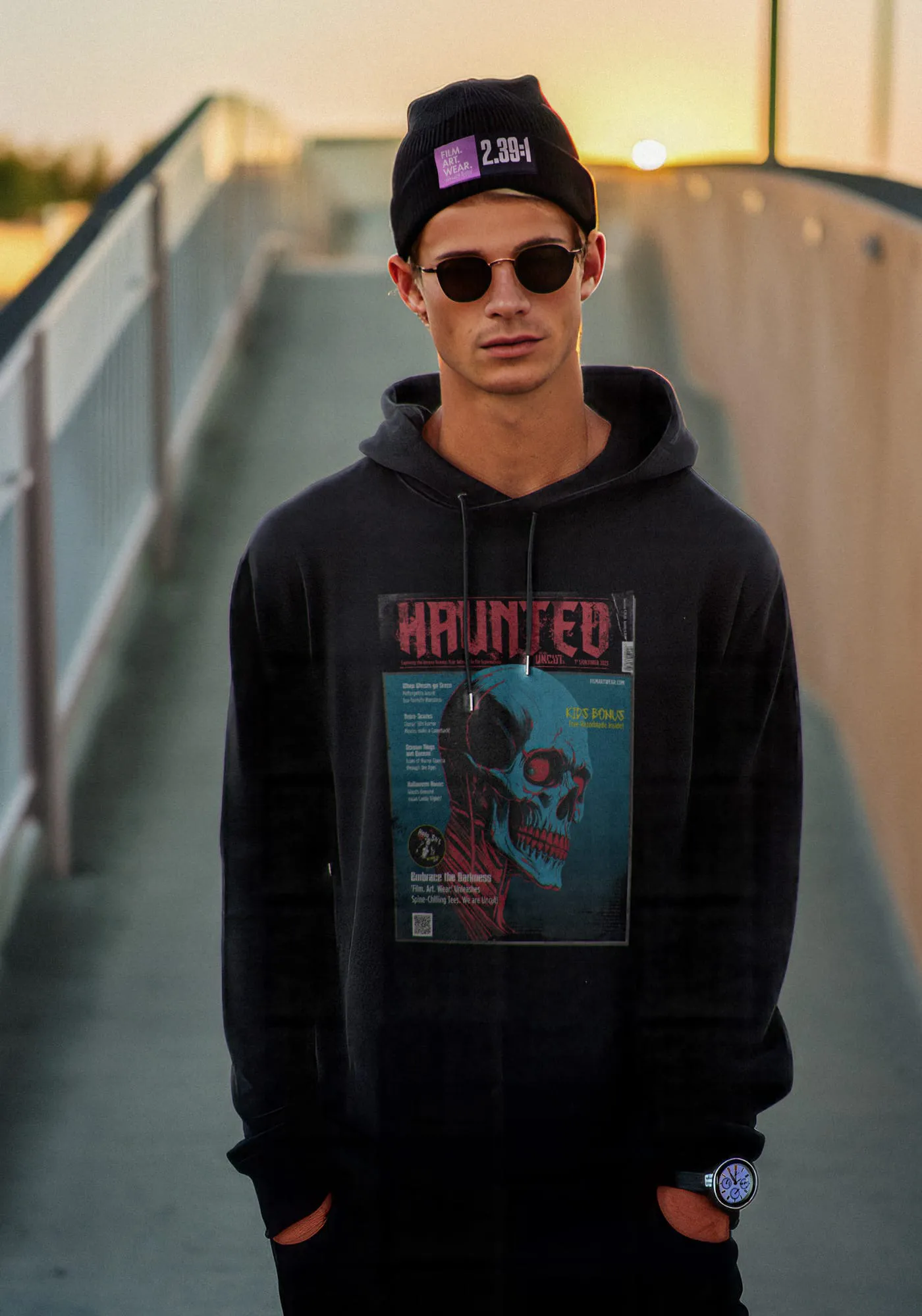 Streetwear-online-shop-Hoodie Haunted getragen von Model Jordan mit schwarzem Beanie