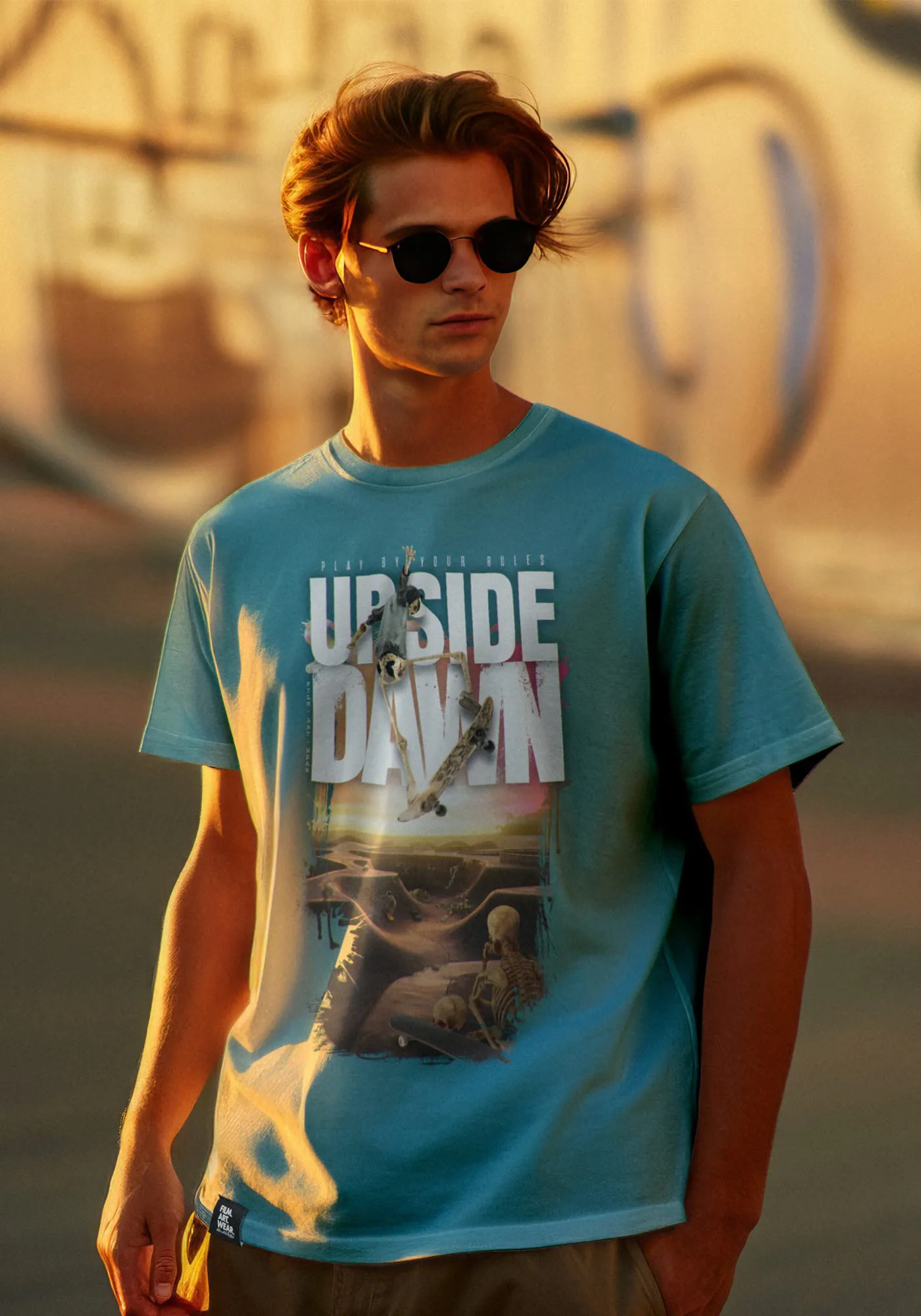 Jordan trägt Skater T-Shirt mit Frontprints Upside Dawn skater kleidung