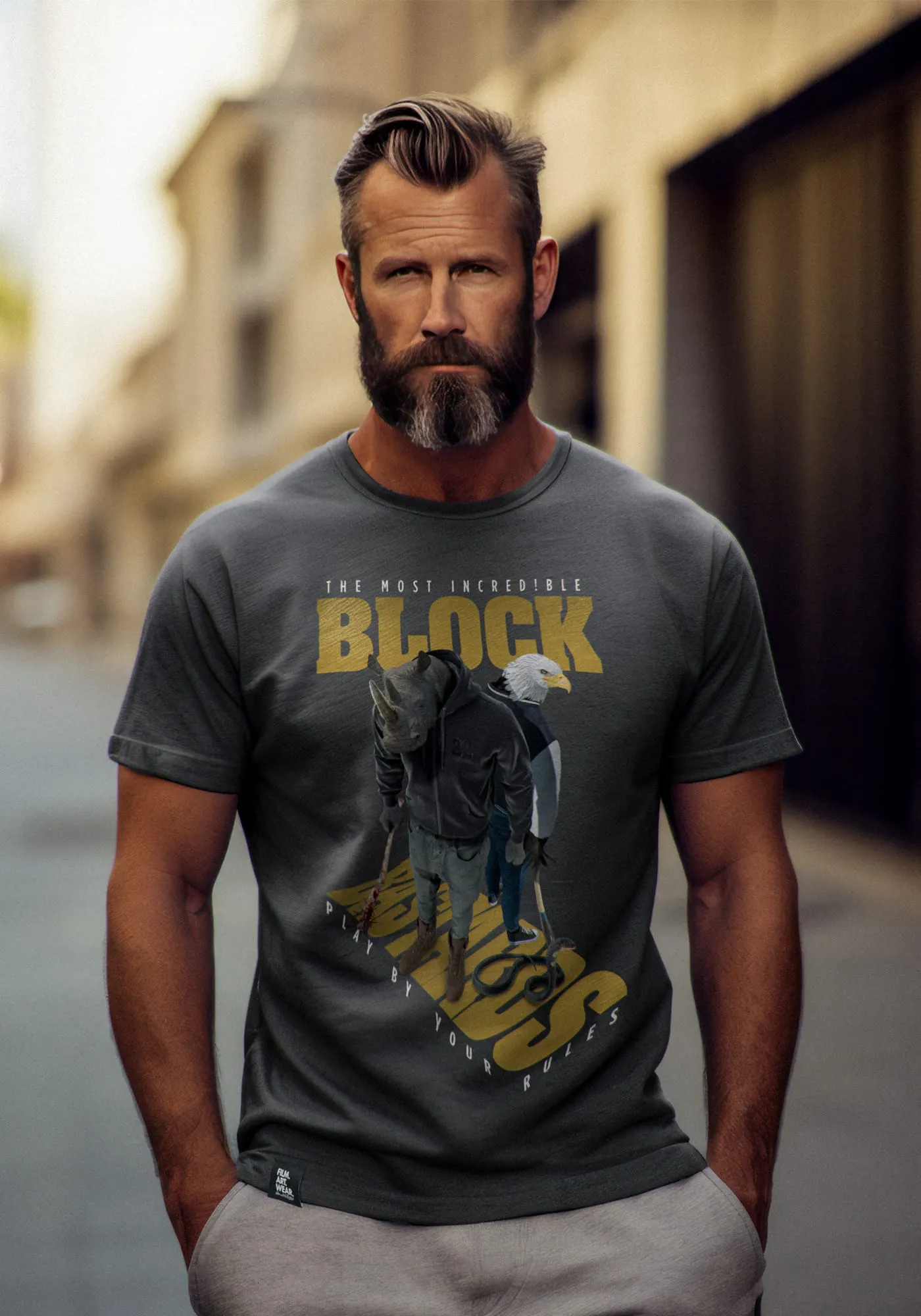 Matt trägt Blockbastards T-Shirt für Männer in anthrazit in urbaner Straßenumgebung