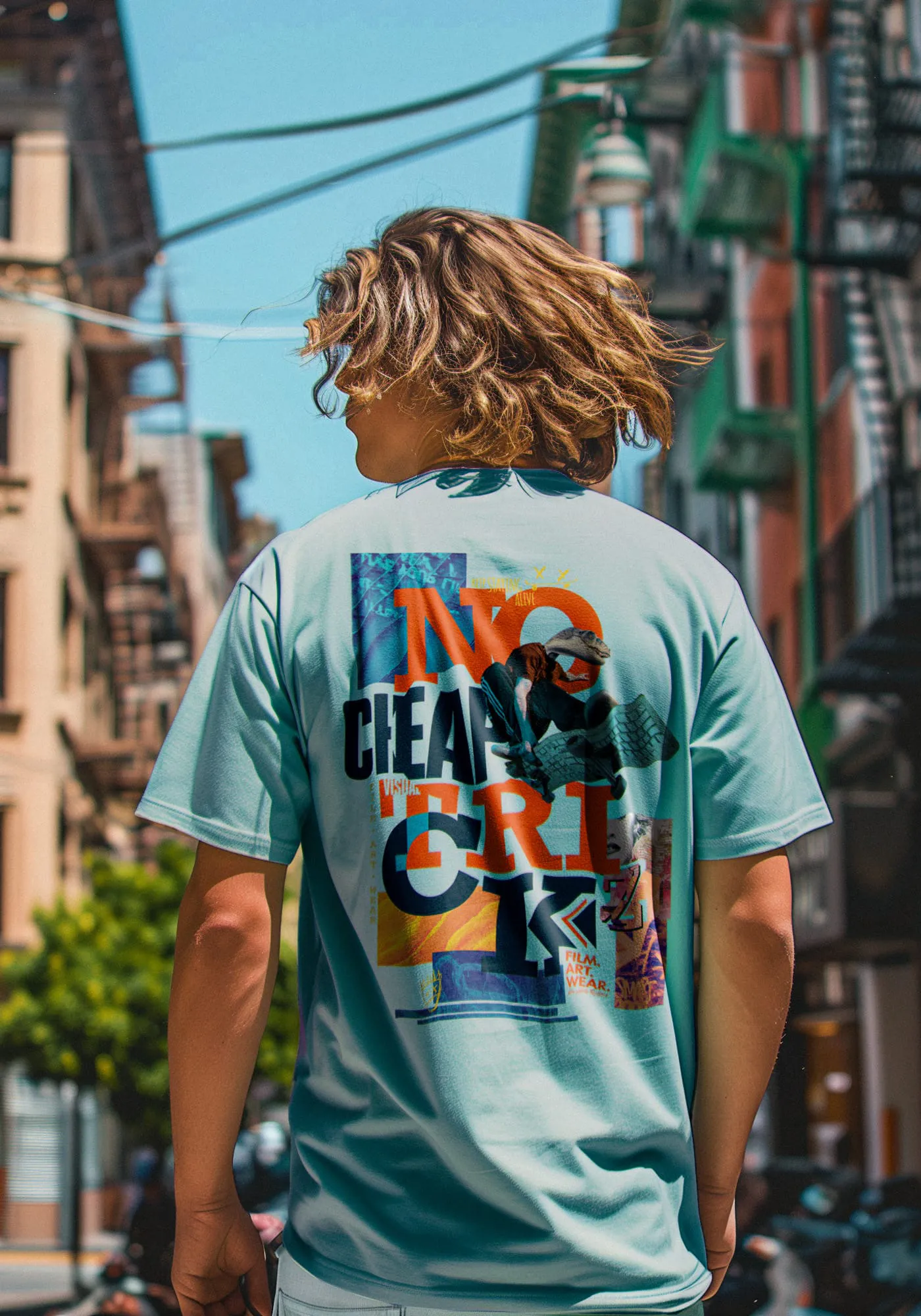 Model Greg trägt Skater style jungs T-Shirt Aloe mit plakativem Backprint No Cheap Tricks an Greg in urbanem Umfeld